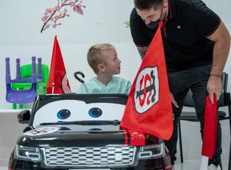 Le Stade Toulousain et le groupe A La Une se sont rendus à l’Hôpital des enfants de Toulouse afin d’accompagner l’Association « La Petite Étoile » lors de leur visite aux enfants malades.