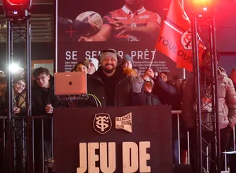 DJ à l'arrivée du bus des joueurs à Ernest Wallon