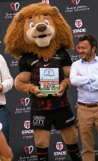 Ovalion remettant un carnet de vacances 24/25