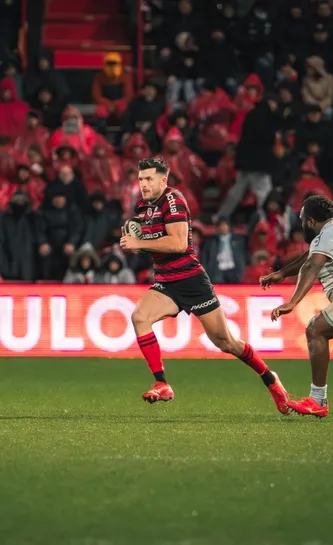 Blair Kinghor attaquant avec la balle