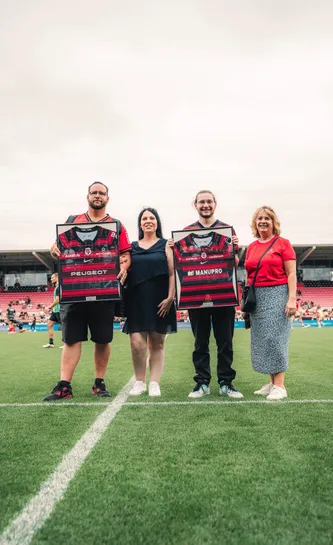 Les vainqueurs de la tombola du FDD avec leurs maillots