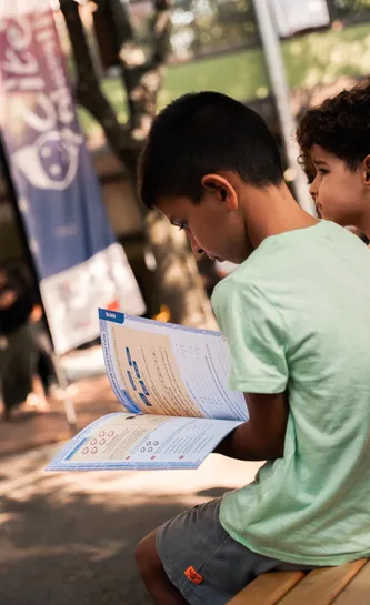 Distribution de carnets de vacances dans une école 
