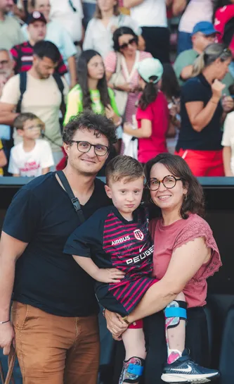 Photo de Marius avec ses parents lors de l'entrainement ouvert
