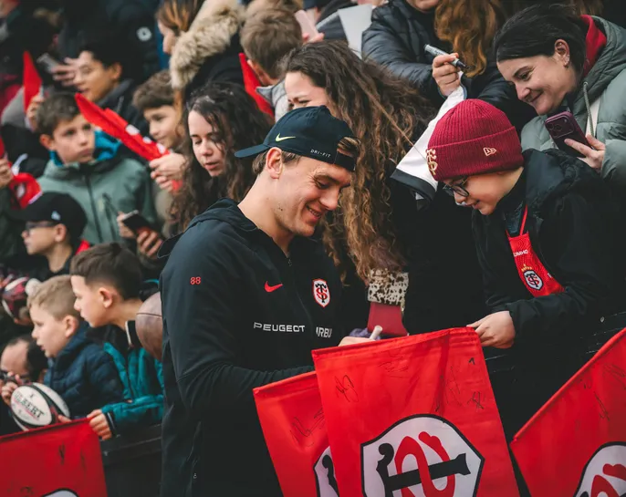 Paul Costes avec un supporter 25/26