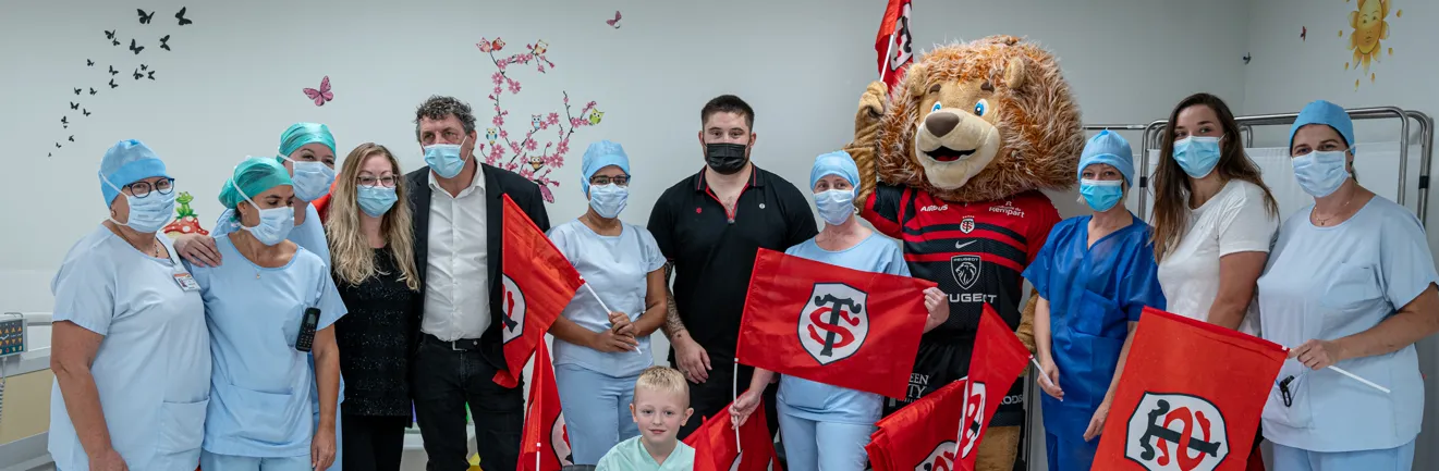 Vendredi 23 septembre dernier, le Stade Toulousain et le groupe A La Une se sont rendus à l’Hôpital des enfants de Toulouse afin d’accompagner l’Association « La Petite Étoile » lors de leur visite aux enfants malades.