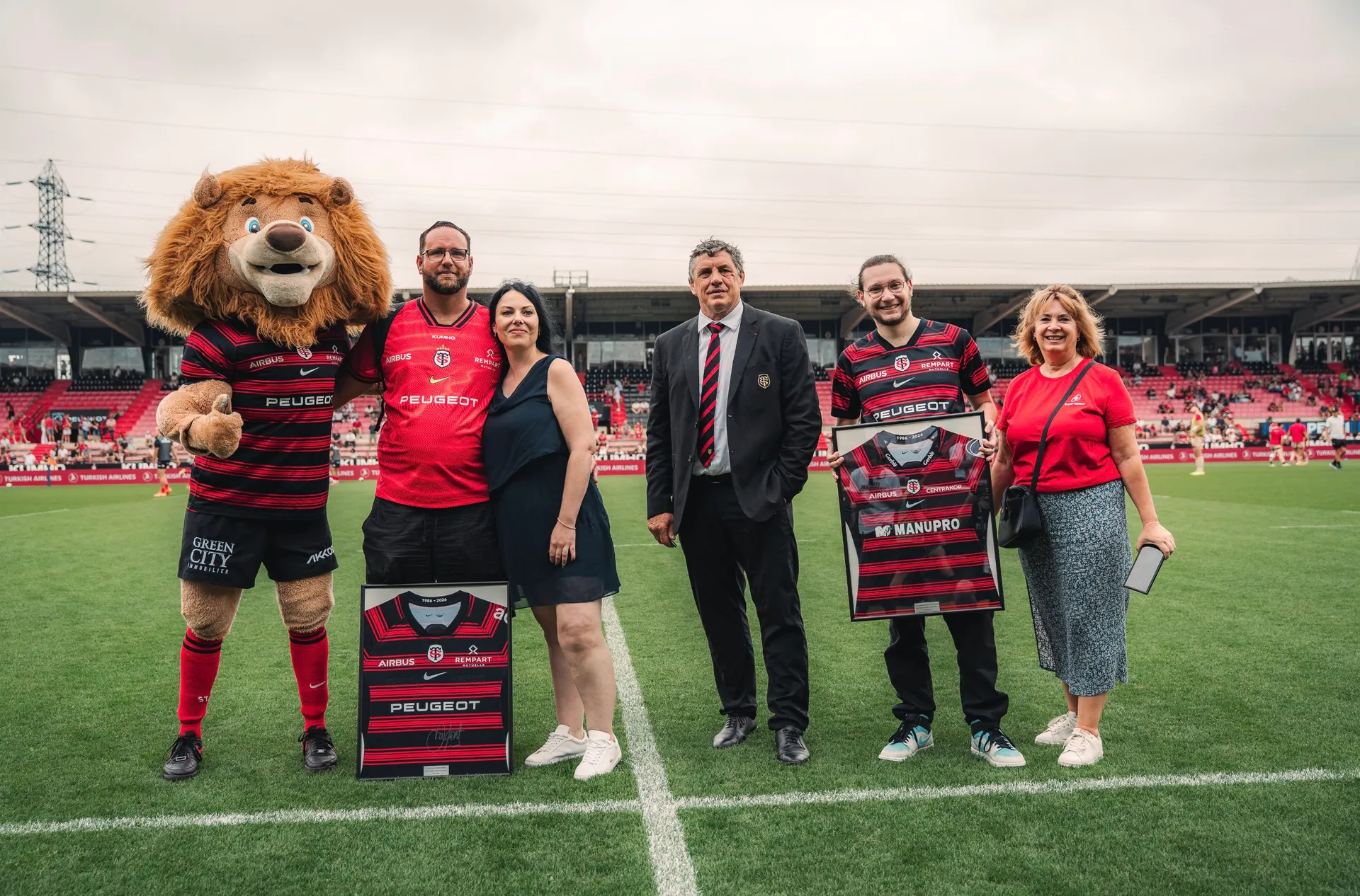 Photo des vainqueurs de la tombola du FDD avec leurs maillots