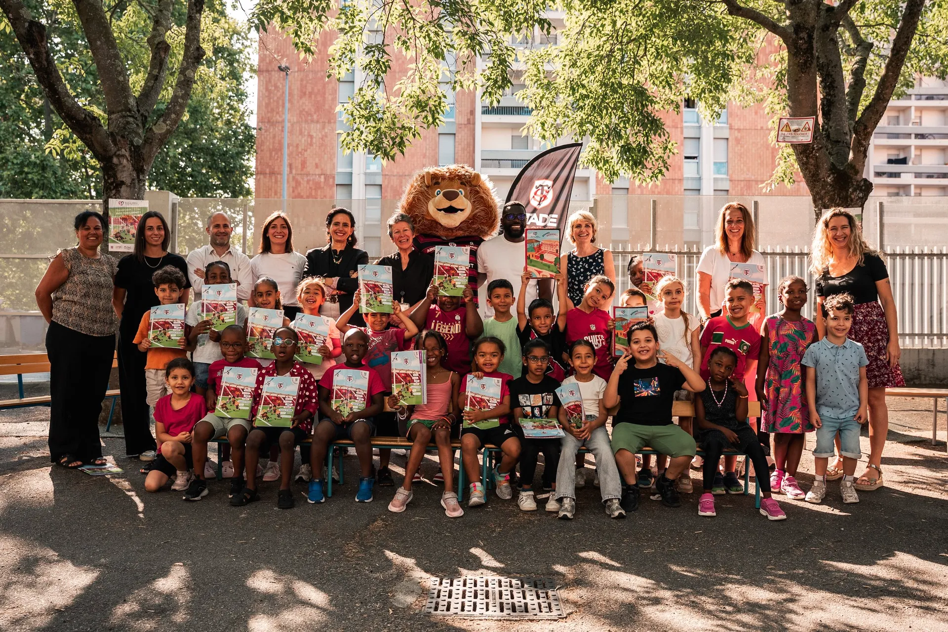 Distribution de carnets de vacances dans une école 