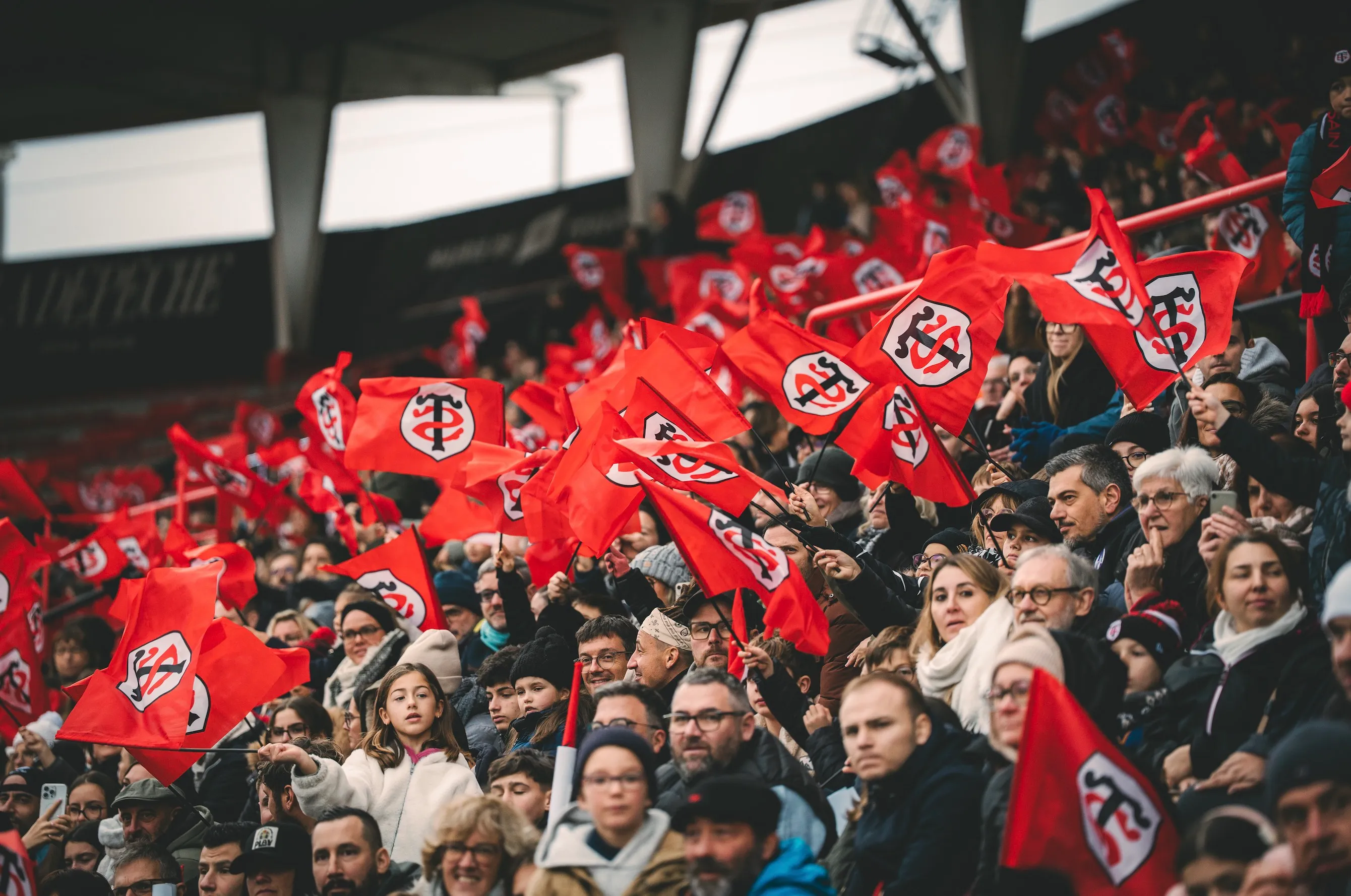 Supporters agitant des drapeaux à l'entraînement 25/26